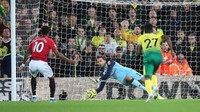 Di posisi kiper ada Tim Krul dari Norwich City. Meski kalah 1-3 dari Manchester United, Krul mampu dua kali menyelamatkan penalti. (Foto: Marc Atkins/Getty Images)