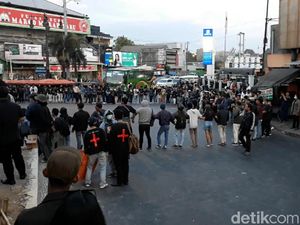 Massa #SoloBergerak Blokade Akses Jalan Utama Solo-Yogya-Semarang Massa #SoloBergerak Blokade Akses Jalan Utama Solo-Yogya-Semarang