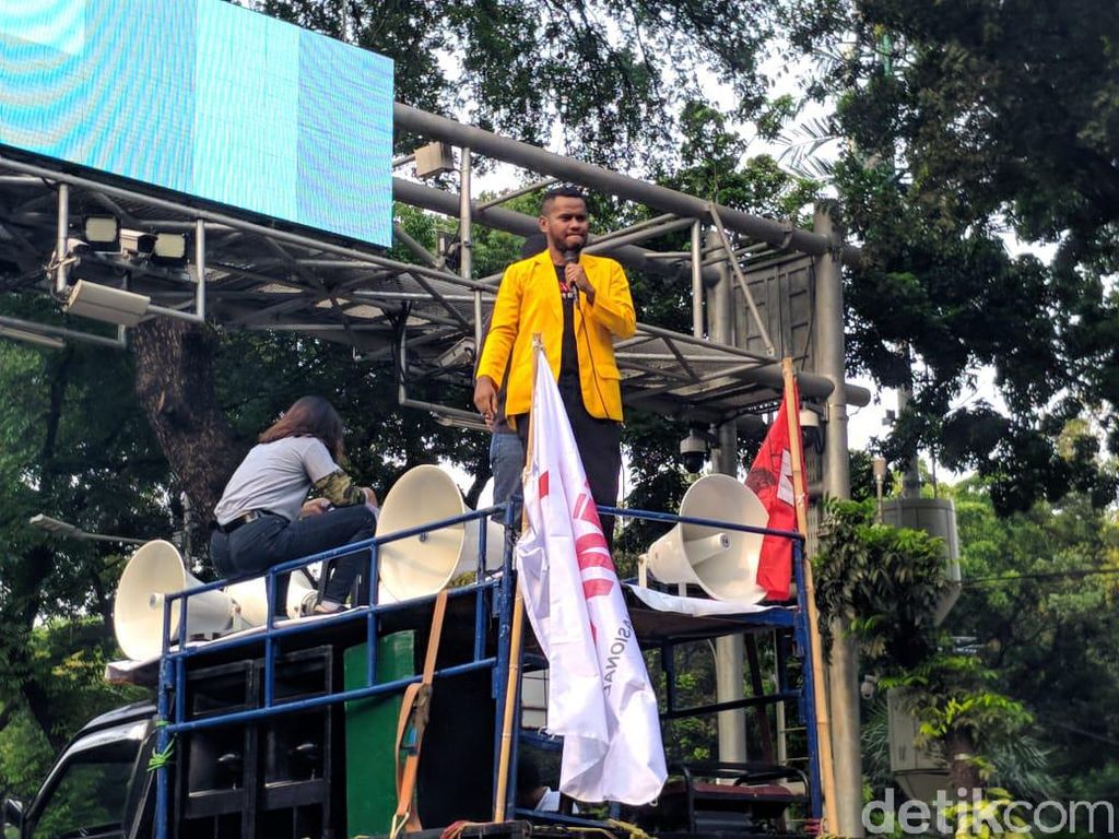 Mahasiswa UHO Kendari Demo di Jakarta, Minta Tewasnya Randi-Yusuf Diusut Mahasiswa UHO Kendari Demo di Jakarta, Minta Tewasnya Randi-Yusuf Diusut