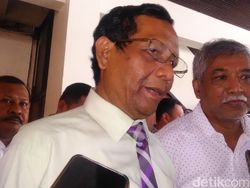 Habib Rizieq Tunjukkan Surat Pencekalan, Mahfud: Suruh Kirim ke Saya