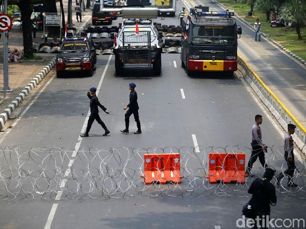 Jalan Medan Merdeka Barat Ditutup Jelang Demo Mahasiswa