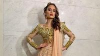 Gaya 8 Artis Indonesia di Acara Diwali, Festival Cahaya Umat Hindu