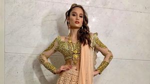 Gaya 8 Artis Indonesia di Acara Diwali, Festival Cahaya Umat Hindu