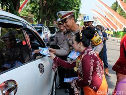 Polisi dan Pemuda Pemudi di Bojonegoro Kampanyekan Keselamatan Lalu Lintas