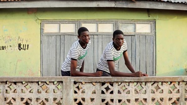 Foto: Kota yang Dipenuhi Orang-orang Kembar