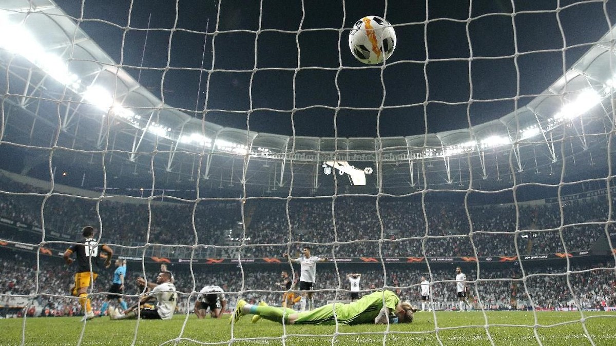 Kiper Liverpool yang dipinjamkan ke Besiktas Loris Karius lekat dengan blunder. Foto: Dean Mouhtaropoulos / Getty Images