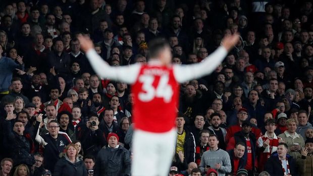 Soccer Football - Premier League - Arsenal v Crystal Palace - Emirates Stadium, London, Britain - October 27, 2019  General view of fans inside the stadium as Arsenal's Granit Xhaka is substituted       REUTERS/David Klein  EDITORIAL USE ONLY. No use with unauthorized audio, video, data, fixture lists, club/league logos or 