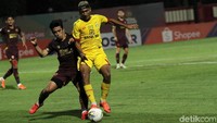 Bruno Matos melancarkan serangan ke pertahanan PSM Makassar.