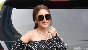 Ayu Ting Ting Pamer Bahu Seksi, Lengannya Ada Tahi Lalat