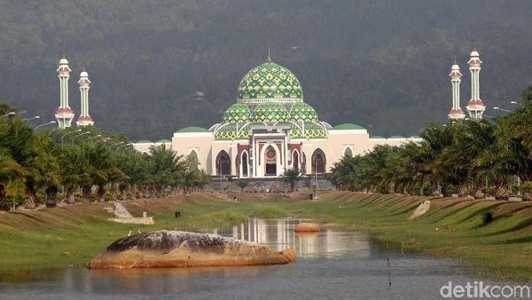 Megahnya Masjid Agung Natuna di Perbatasan Indonesia