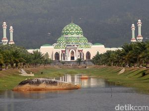 Megahnya Masjid Agung Natuna di Perbatasan Indonesia Megahnya Masjid Agung Natuna di Perbatasan Indonesia
