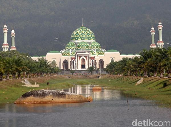 Megahnya Masjid Agung Natuna di Perbatasan Indonesia