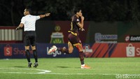 Rizky Pellu merayakan gol yang dicetak di menit ke-34.