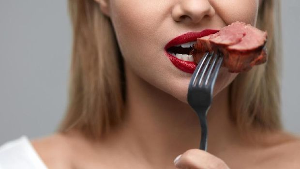 Ilustrasi wanita makan daging