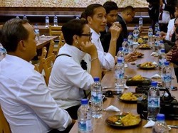 Jokowi hingga AHY, Momen Seru Para Politisi Saat Makan Bebek