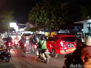 Batu Beterbangan Saat Dua Kelompok Pemuda di Kota Malang Tawuran