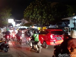 Batu Beterbangan Saat Dua Kelompok Pemuda di Kota Malang Tawuran