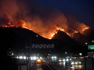 Kebakaran Hutan di Los Angeles Hanguskan Rumah Mewah, Selebriti Mengungsi Kebakaran Hutan di Los Angeles Hanguskan Rumah Mewah, Selebriti Mengungsi