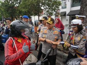 Operasi Zebra di Kota Malang, Polisi Bagikan Helm, Cokelat, dan Bunga Operasi Zebra di Kota Malang, Polisi Bagikan Helm, Cokelat, dan Bunga