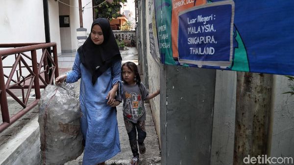 Asyiknya Pergi Umrah Hanya dengan Menabung Sampah