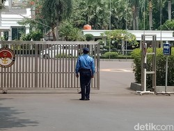 Prabowo Kembali Ngantor dengan Mobil Pribadi Alphard Putih