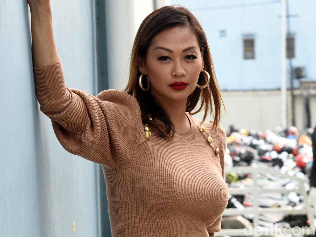 Indah Kalalo Murka Berita Kecelakaan Suami Dilebih-lebihkan Indah Kalalo Murka Berita Kecelakaan Suami Dilebih-lebihkan