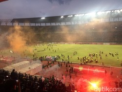 Persebaya Kalah, Suporter Rusuh, Papan Reklame Dibakar
