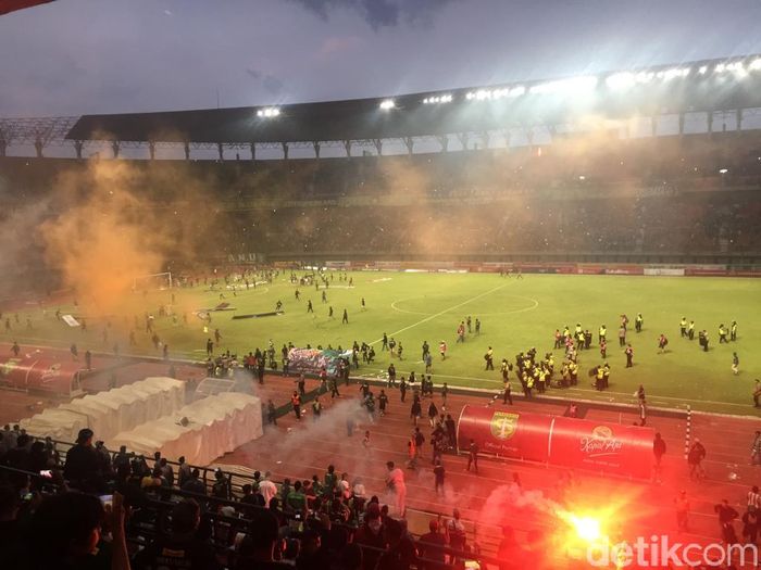 Suporter Persebaya masuk ke dalam lapangan setelah tim kesayangannya kalah di tangan PSS Sleman dalam lanjutan Liga 1 (Imam Wahyudiyanto/detikSport) Suporter Persebaya masuk ke dalam lapangan setelah tim kesayangannya kalah di tangan PSS Sleman dalam lanjutan Liga 1 (Imam Wahyudiyanto/detikSport)