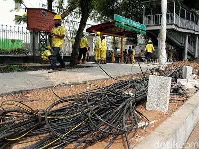 Kabel Semrawut di Salemba Mulai Ditertibkan