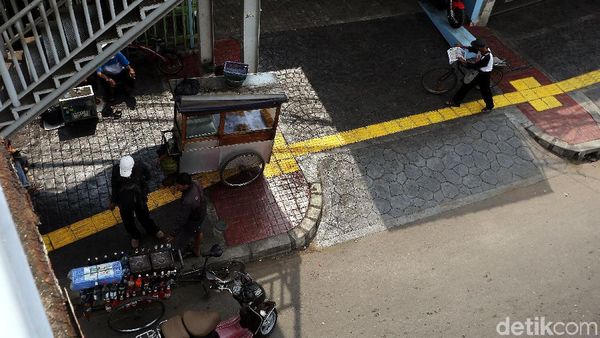 Terlalu! Baru Rampung Trotoar Otista Jadi Lahan Parkir dan PKL