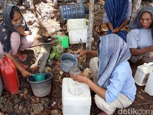 Potret Warga Gunungkidul Antre Berjam-jam Cari Air dari Bocoran Pipa