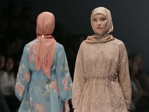 Busana Muslim dengan Teknik Jahit Kuno Jepang di Jakarta Fashion Week 2020 Busana Muslim dengan Teknik Jahit Kuno Jepang di Jakarta Fashion Week 2020