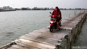 Uji Nyali Lintasi Jalan Kayu di Pulau Sedanau Natuna