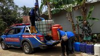 Kekeringan, Tagana Ciamis Distribusikan Air Bersih Pakai Toren