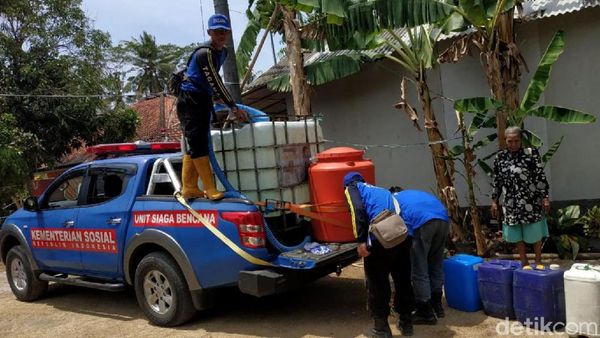 Kekeringan, Tagana Ciamis Distribusikan Air Bersih Pakai Toren