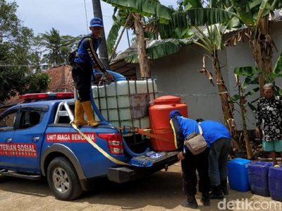 Kekeringan, Tagana Ciamis Distribusikan Air Bersih Pakai Toren