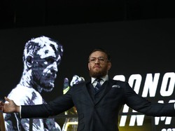 Video McGregor Dilempar Botol di Moskow