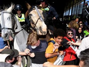 Pengunjuk Rasa Lingkungan Bentrok dengan Polisi di Melbourne