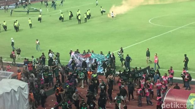 Suasana rusuh suporter Persebaya