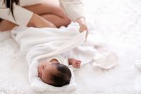 Manfaat & Cara Tepat Membedong Bayi, Bunda Perlu Tahu