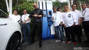 Deddy Corbuzier Coba Ngecas Mobil Listriknya di SPKLU PLN UID