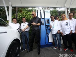 Pakai Autopilot Tesla, Deddy Corbuzier Deg-degan Nikung 90 Km/jam