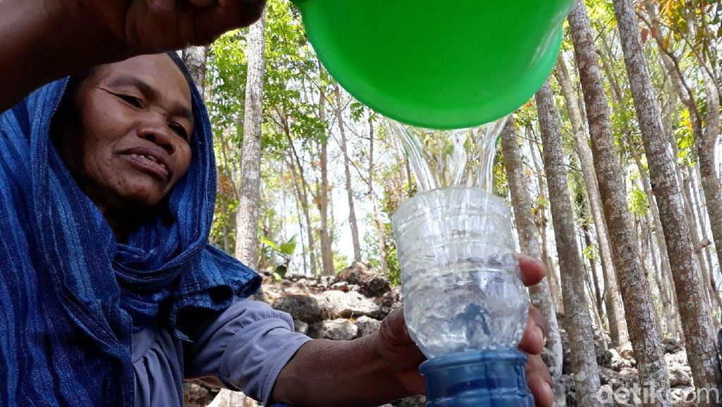 Potret Warga Gunungkidul Cari Air Bersih dari Bocoran Pipa