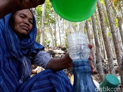 Potret Warga Gunungkidul Cari Air Bersih dari Bocoran Pipa