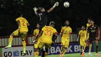 Wahyu Tri Nugroho berusaha mengamankan gawangnya dari serangan para pemain PSM Makassar.