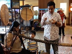 Saat Jan Ethes Jajan Kuliner Tradisional Bersama Ayah Bundanya