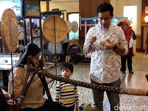 Saat Jan Ethes Jajan Kuliner Tradisional Bersama Ayah Bundanya Saat Jan Ethes Jajan Kuliner Tradisional Bersama Ayah Bundanya
