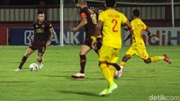 PSM Makassar melancarkan serangan untuk mengejar ketertinggalan.