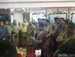 Kembali dari Papua, Mendagri Tito Dapat Kejutan Ultah dari Anak Buah