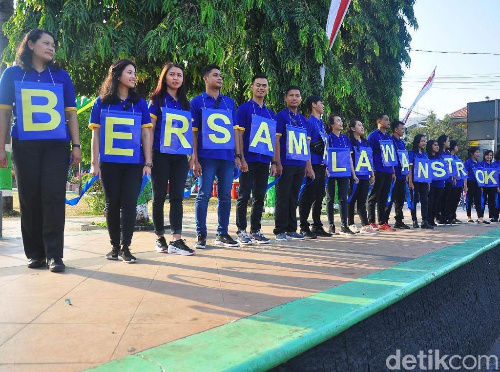 Hari Stroke Sedunia, Komunitas Bentuk Rantai Manusia di Alun-alun Kudus Hari Stroke Sedunia, Komunitas Bentuk Rantai Manusia di Alun-alun Kudus